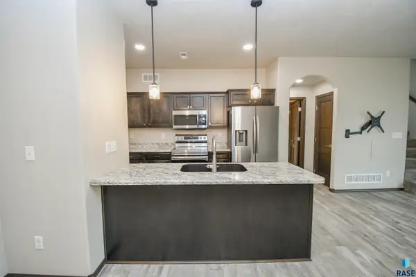 5810 S Whisper Creek Pl, Sioux Falls, SD 57108