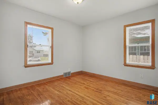 710 N Terrace Pl, Sioux Falls, SD 57104