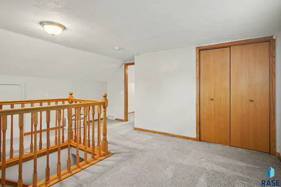710 N Terrace Pl, Sioux Falls, SD 57104 - #3