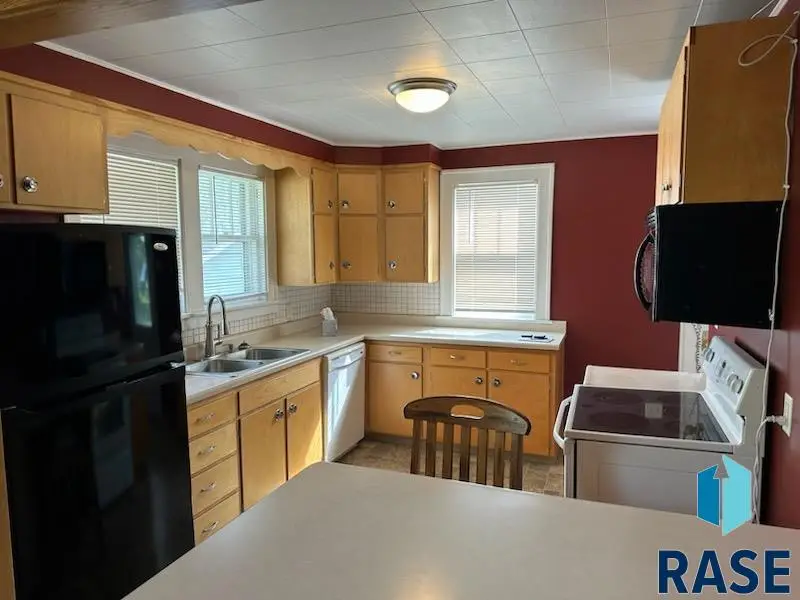 501 W Oak St, Beresford, SD 57004 - #2