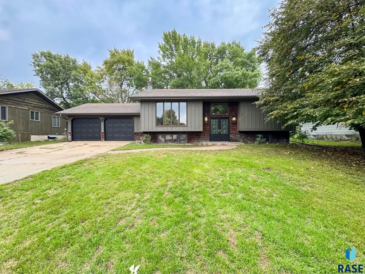 555 Danon Dr, Parker, SD 57053 - #1