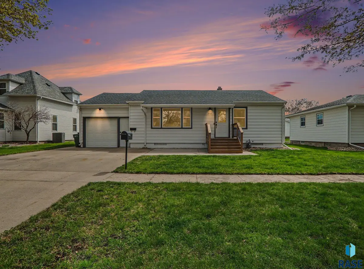 808 N Oakley St, Luverne, MN 56156 - #1