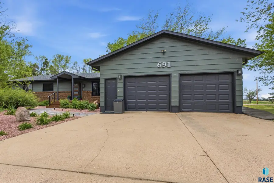 691 W Willow St, Canistota, SD 57012 - #3