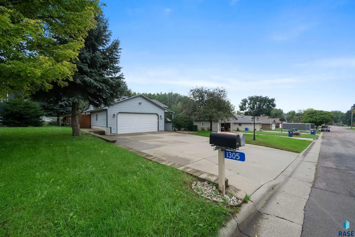 1305 E Old Hickory Pl, Sioux Falls, SD 57104 - #1
