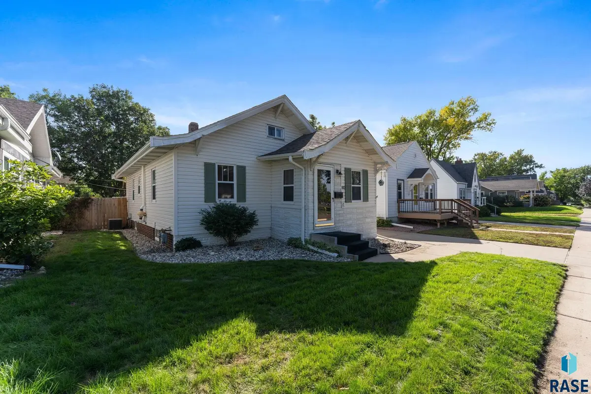 1812 S Center Ave, Sioux Falls, SD 57105 - #1