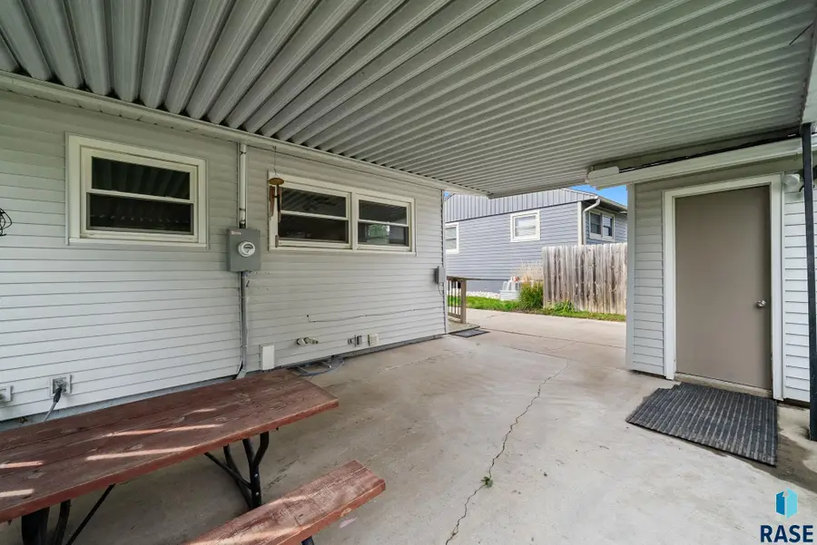 932 S Harrington Ave, Sioux Falls, SD 57103 - #3