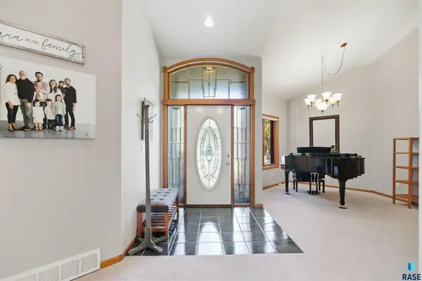 207 W Carmel Ln, Sioux Falls, SD 57108