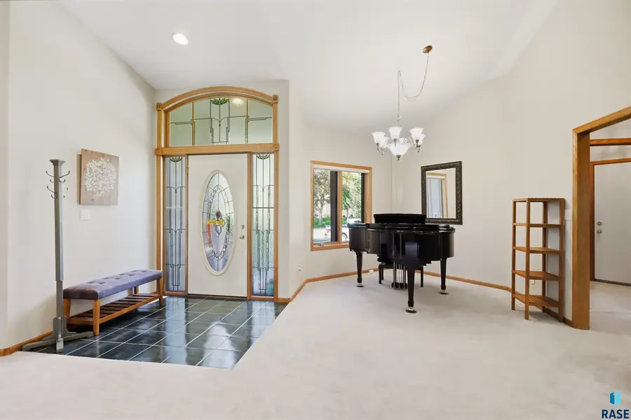 207 W Carmel Ln, Sioux Falls, SD 57108 - #2