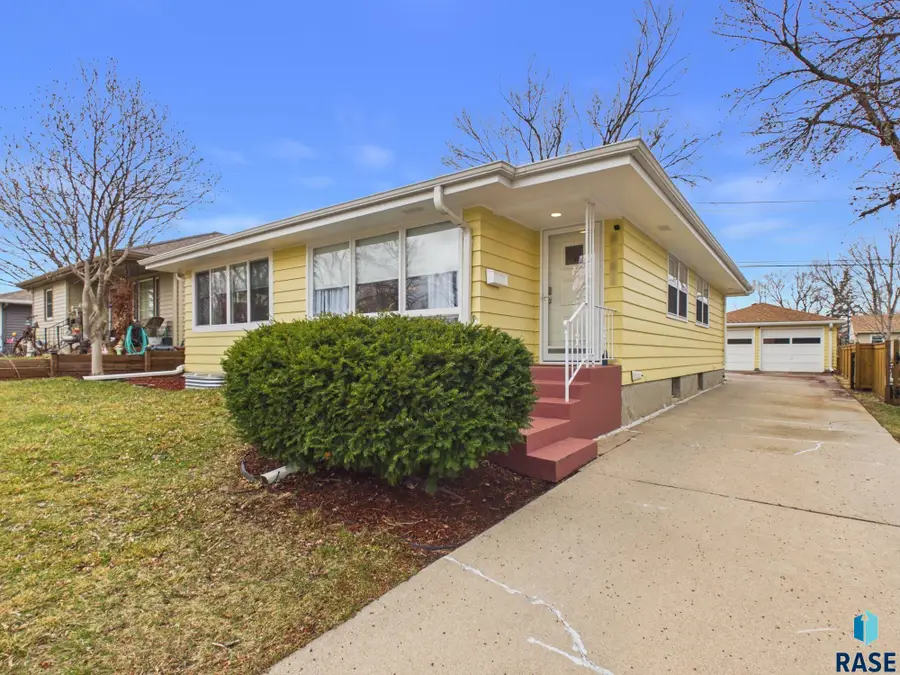2101 S Willow Ave, Sioux Falls, SD 57105 - #2