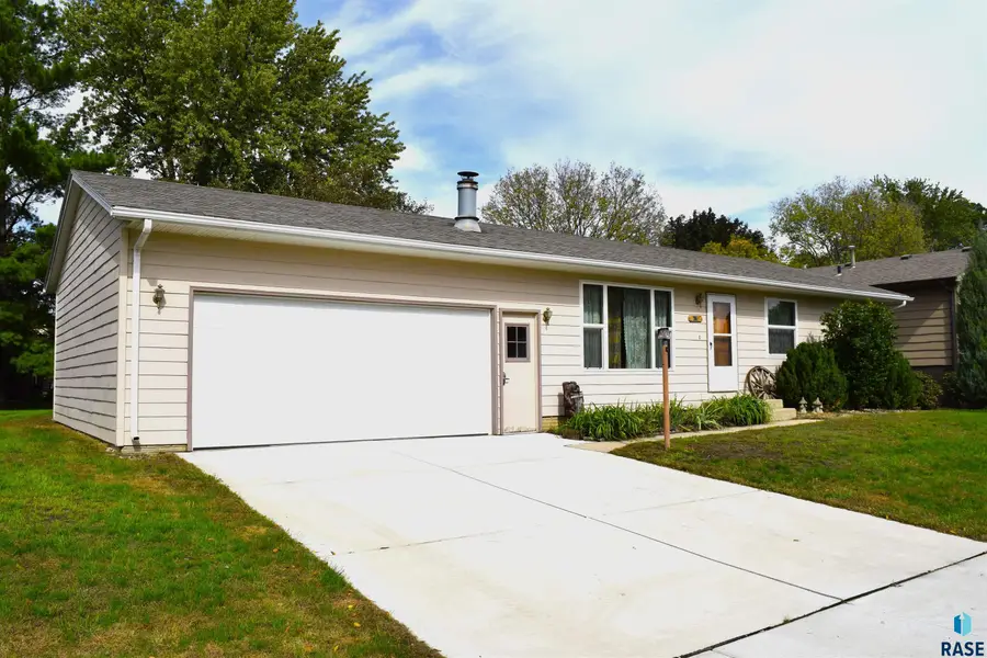 704 E Maple St, Harrisburg, SD 57032 - #2