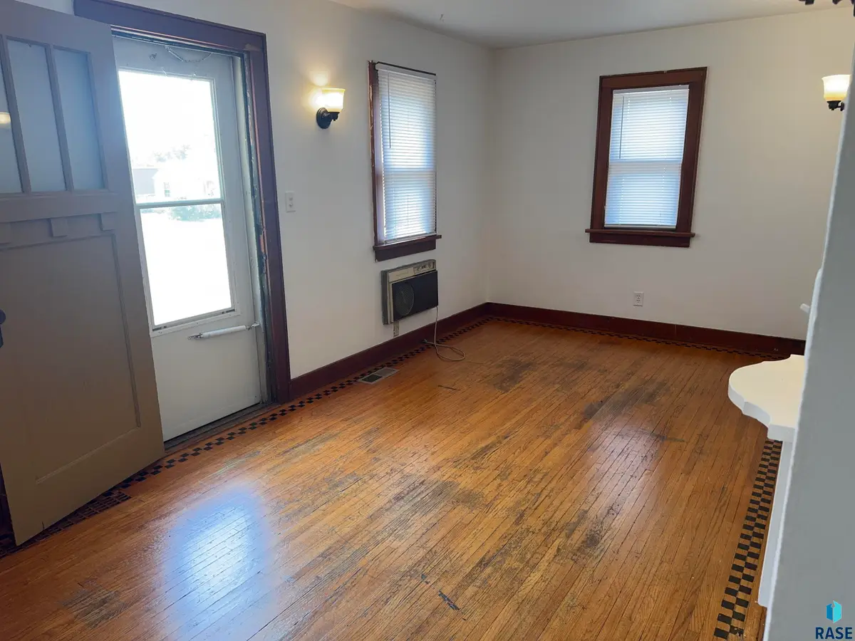 1728 W 11th St, Sioux Falls, SD 57104 - #1