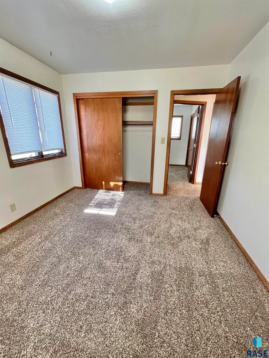 3909 S Glendale Ave, Sioux Falls, SD 57105 - #2