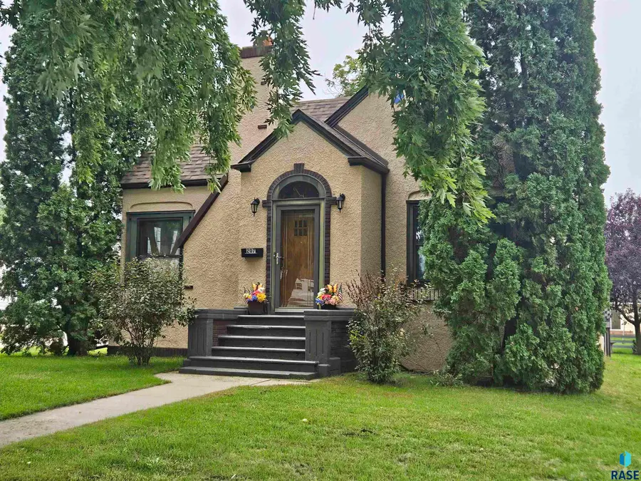 207 W Spruce St, Beresford, SD 57004 - #2