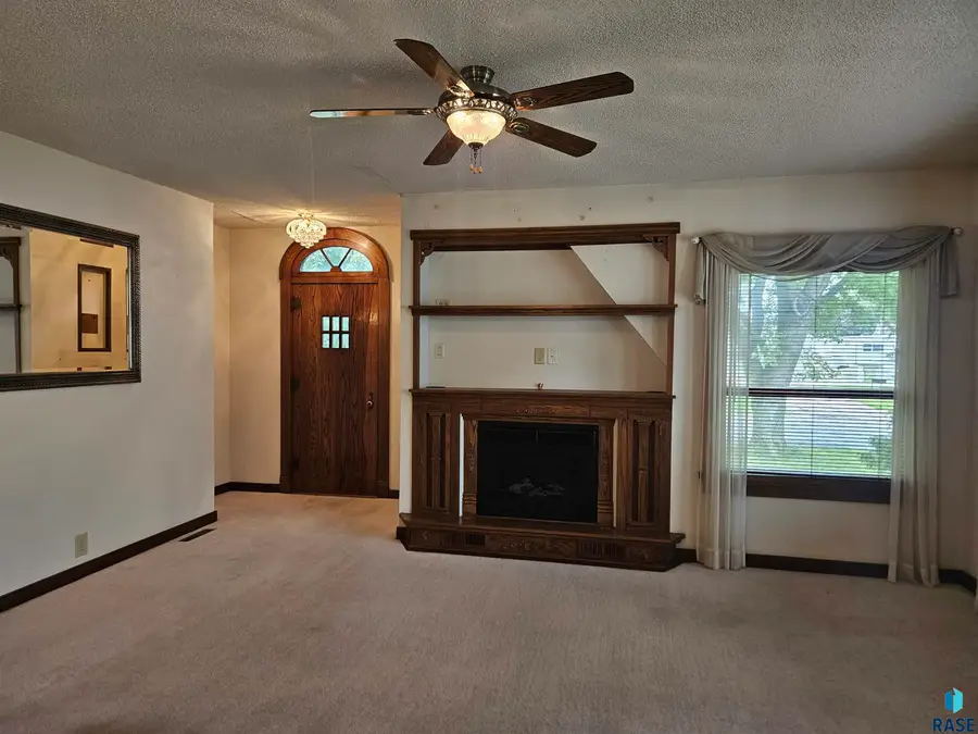 207 W Spruce St, Beresford, SD 57004 - #3