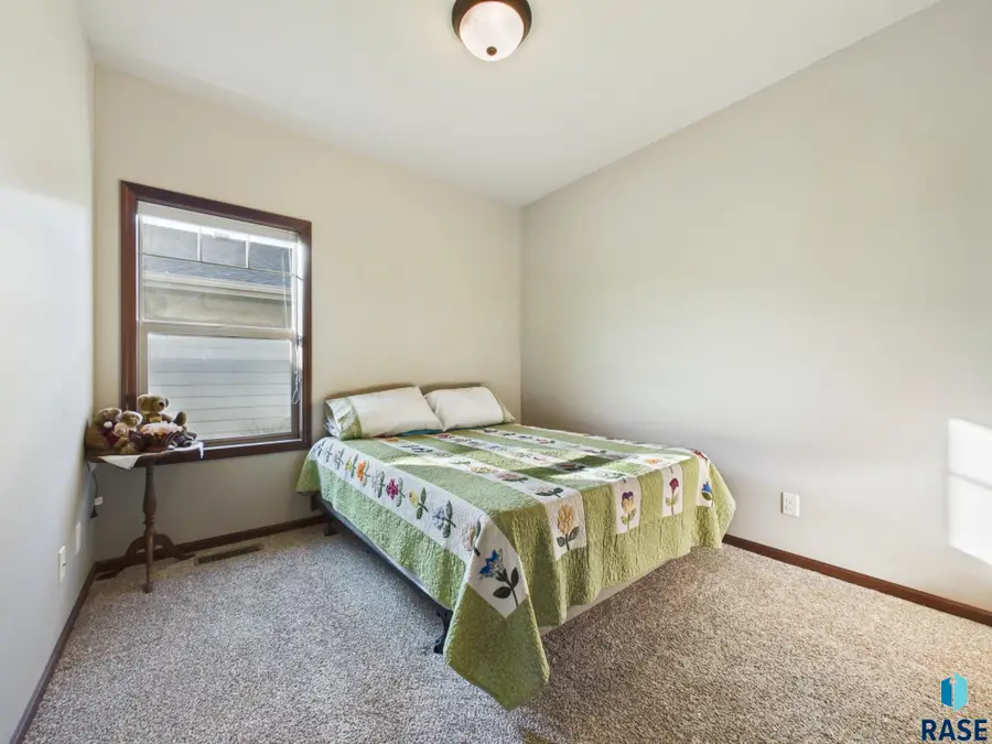 1705 S Foss Ave, Sioux Falls, SD 57110 - #3