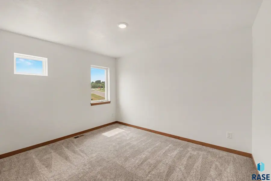 6900 E Brooks Edge Pl, Sioux Falls, SD 57110 - #3