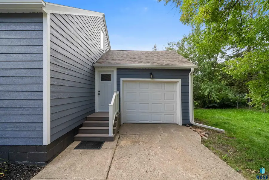 505 W Main St, Beresford, SD 57004 - #3