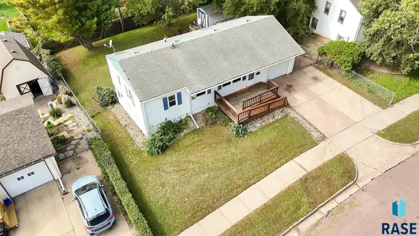 1305 S Point Dr, Sioux Falls, SD 57103