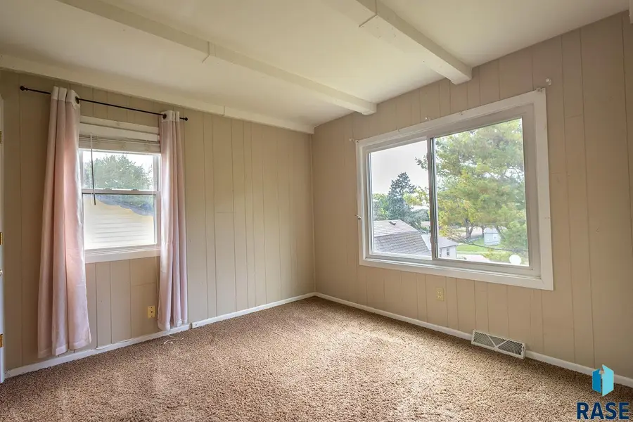 1305 S Point Dr, Sioux Falls, SD 57103 - #3