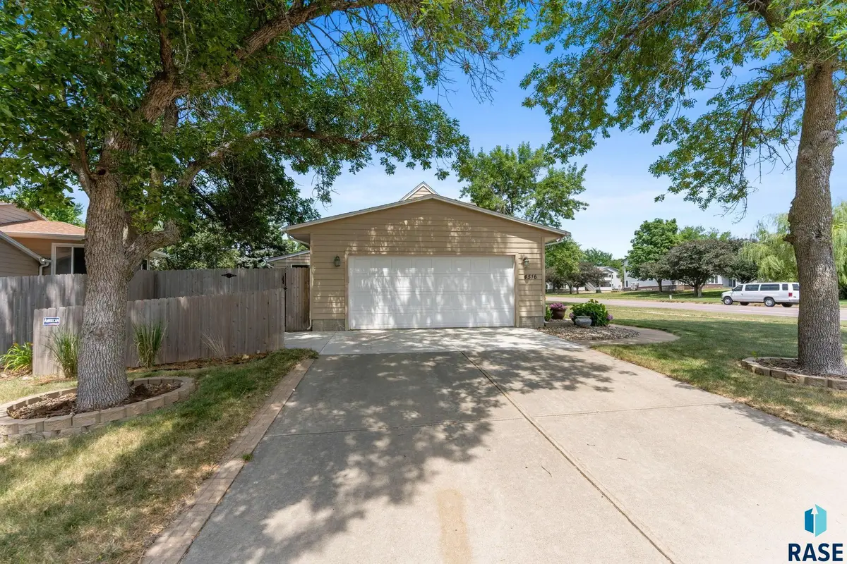 4516 E Belmont St, Sioux Falls, SD 57103 - #1