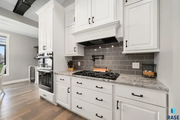 709 E Piping Rock Ln, Sioux Falls, SD 57108