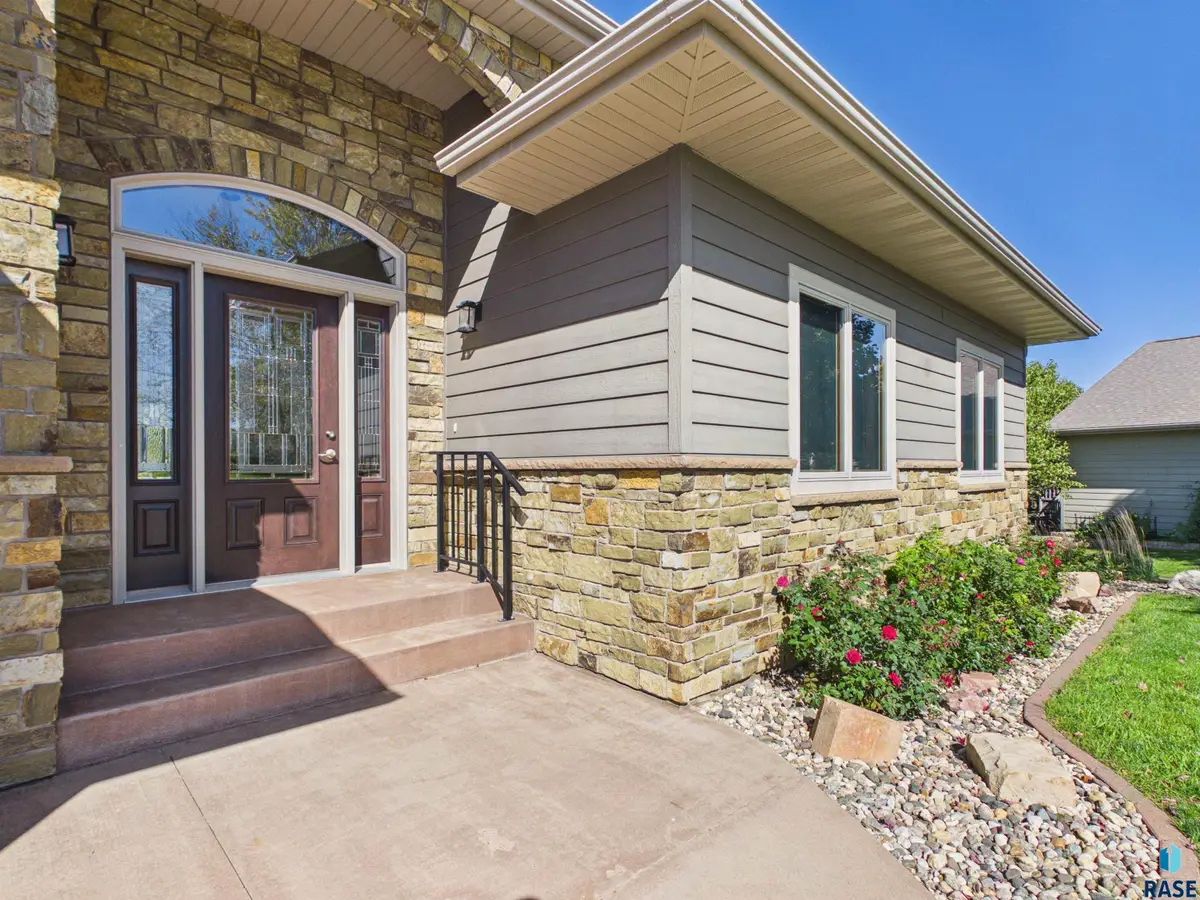 1010 Clubhouse Ct, Dell Rapids, SD 57022 - #1