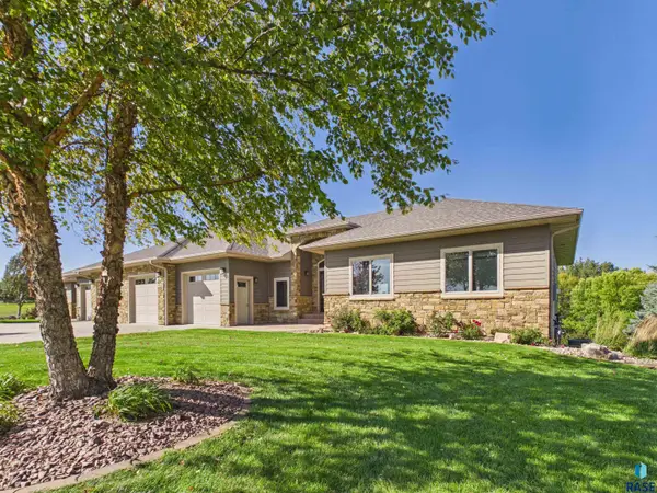 1010 Clubhouse Ct, Dell Rapids, SD 57022
