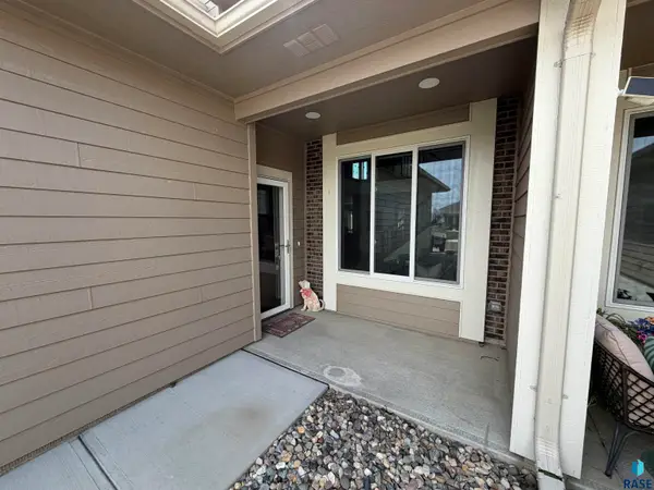 1605 S Meadowland Ave, Sioux Falls, SD 57106