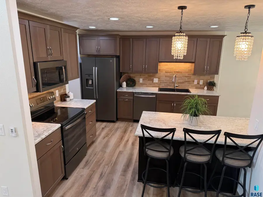 1605 S Meadowland Ave, Sioux Falls, SD 57106 - #2