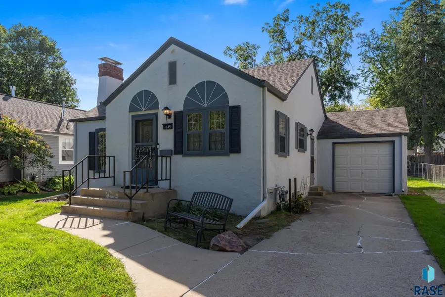 1615 S Carter Pl, Sioux Falls, SD 57105 - #2