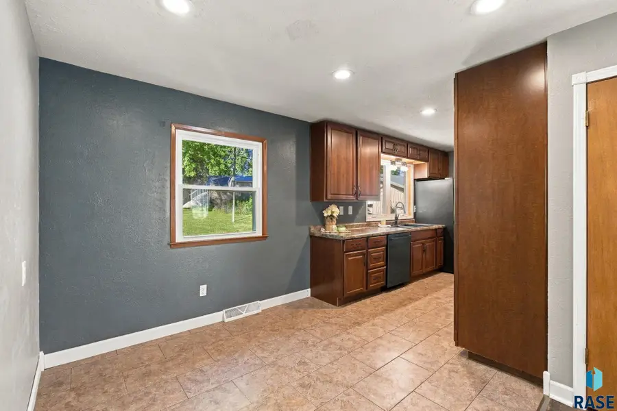 1405 S Bruce Rd, Sioux Falls, SD 57105 - #2