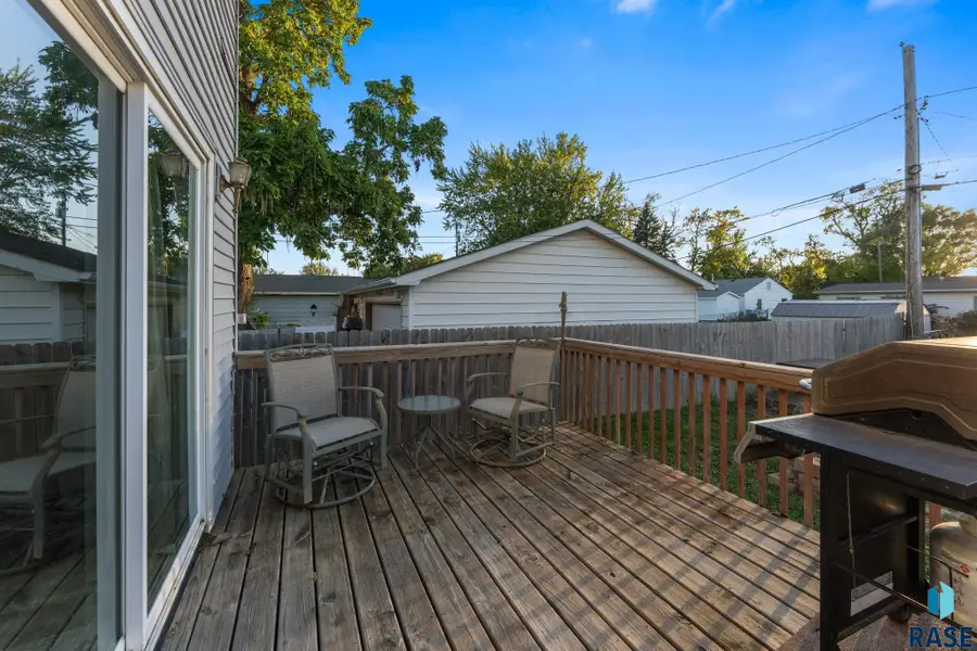3117 S Lake Ave, Sioux Falls, SD 57105 - #3
