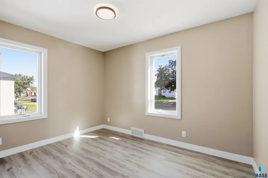523 S Lyndale Ave, Sioux Falls, SD 57104 - #3