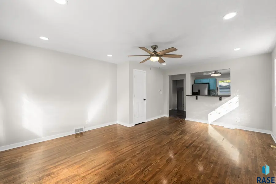 1422 E 4th St, Sioux Falls, SD 57103 - #3