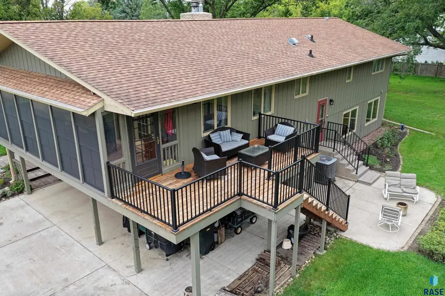 408 SW 13th St, Beresford, SD 57004 - #3