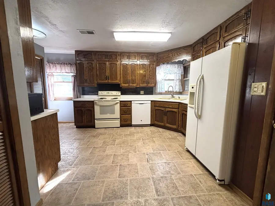 521 W 2nd Ave, Miller, SD 57362 - #3