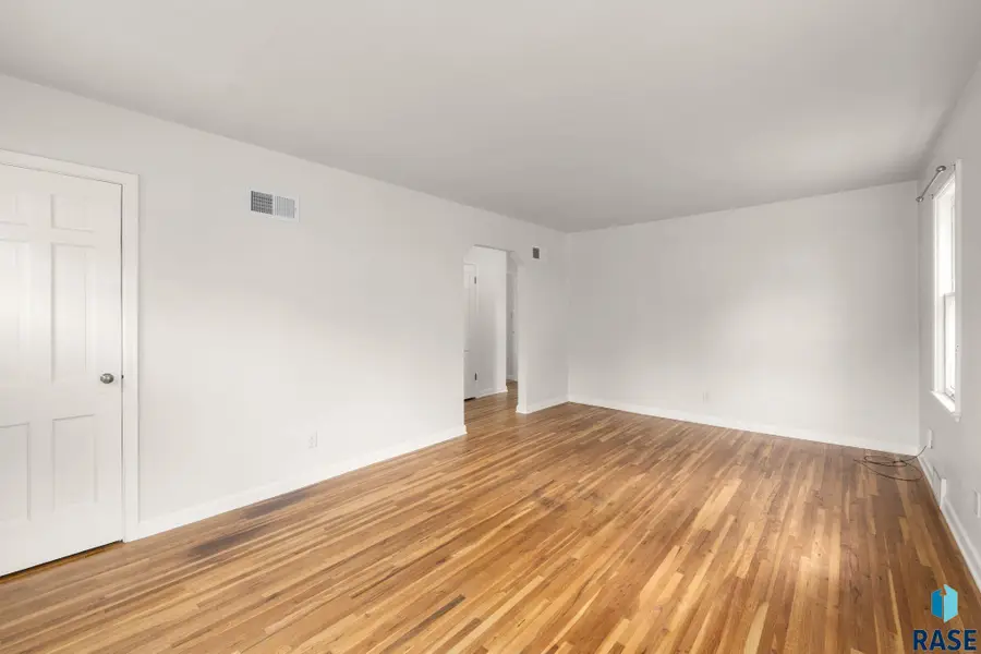1305 W Sioux St, Sioux Falls, SD 57104 - #3