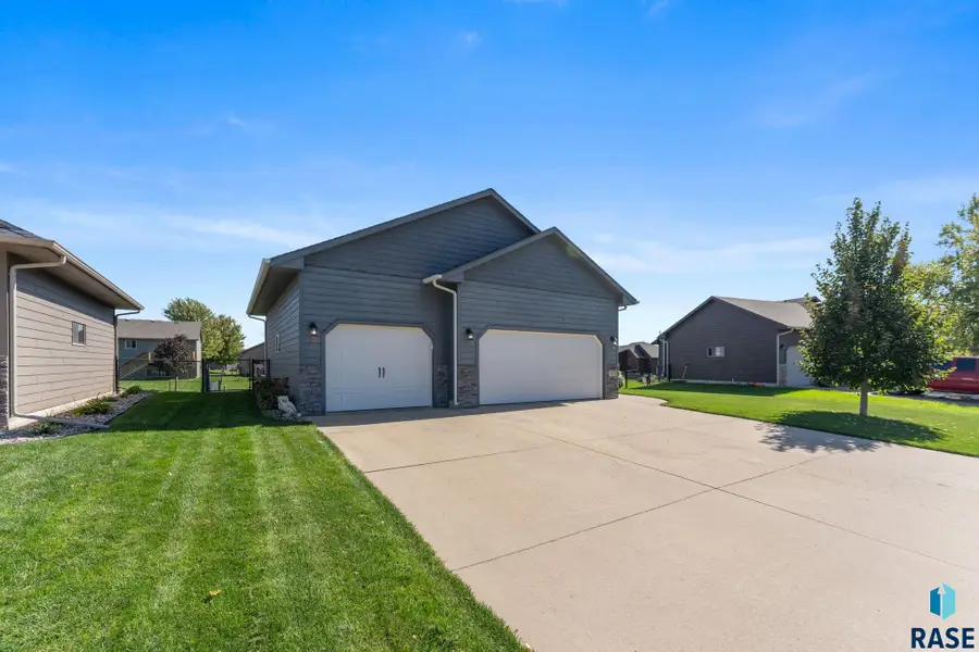 408 Adrianna Ave, Harrisburg, SD 57032 - #2
