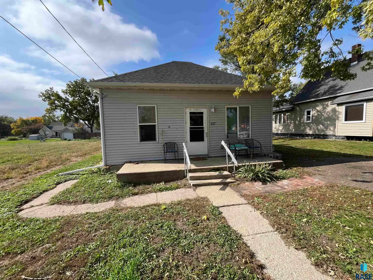607 S Cedar St, Canton, SD 57013 - #1