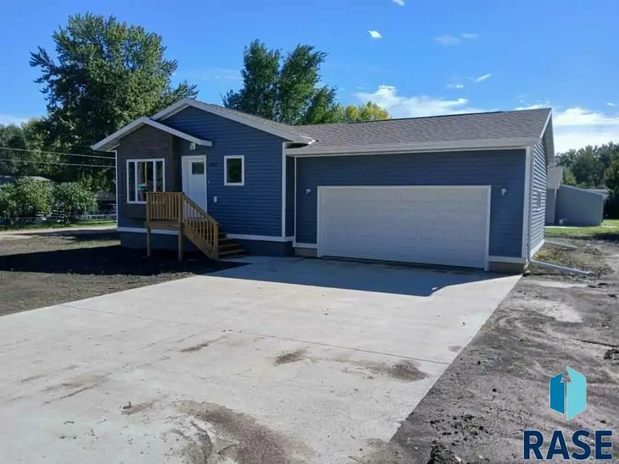 1947 E 33rd St N, Sioux Falls, SD 57104 - #2