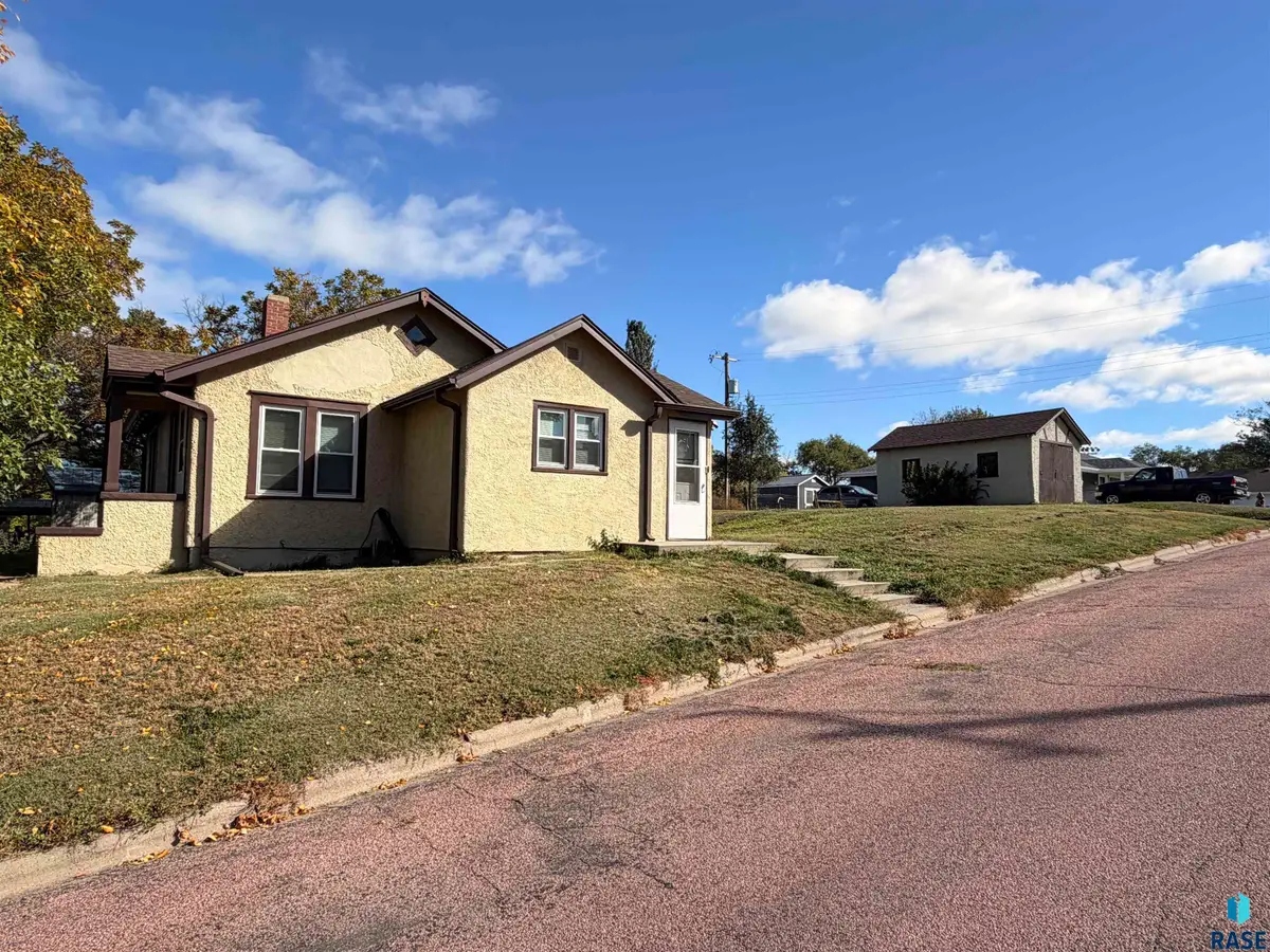 615 S Sanborn St, Chamberlain, SD 57325 - #1