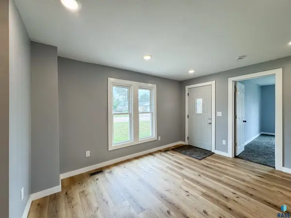 422 E 4th St, Canton, SD 57013