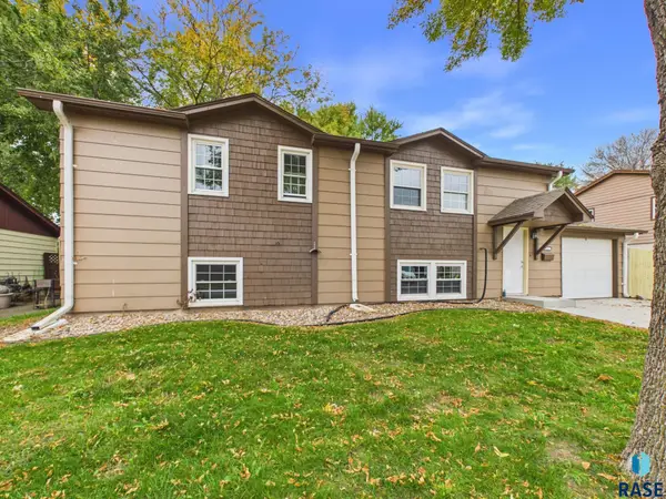 3813 E 18th St, Sioux Falls, SD 57103