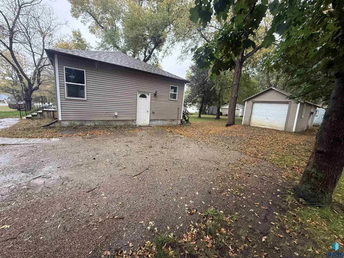 406 Dunham St, Valley Springs, SD 57068 - #1