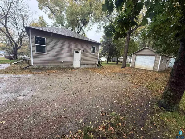 406 Dunham St, Valley Springs, SD 57068