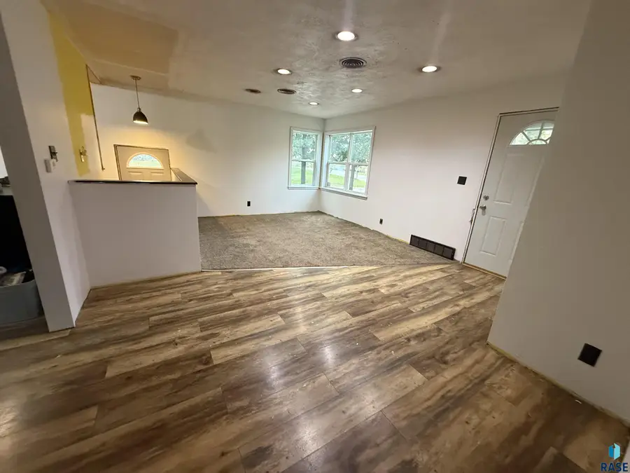 406 Dunham St, Valley Springs, SD 57068 - #2