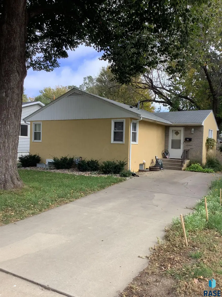 714 N Blauvelt Ave, Sioux Falls, SD 57103 - #2