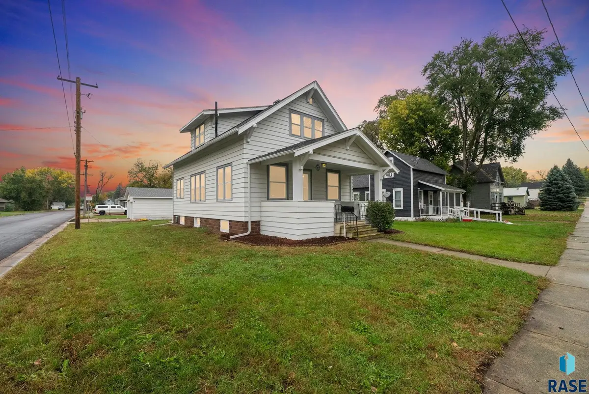 425 S Bartlett St, Canton, SD 57013 - #1