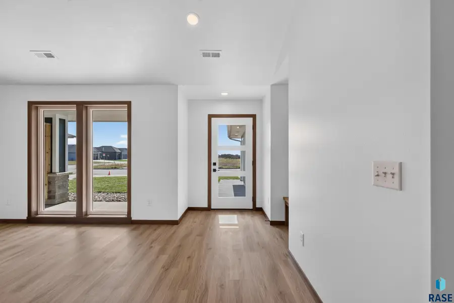 902 Shirley St, Harrisburg, SD 57032 - #3