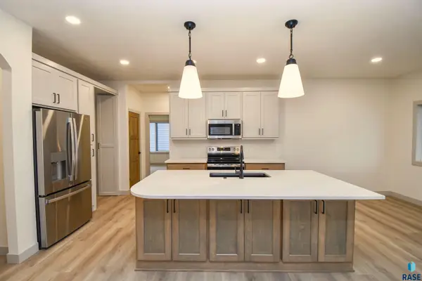 836 Almond Ave, Harrisburg, SD 57032